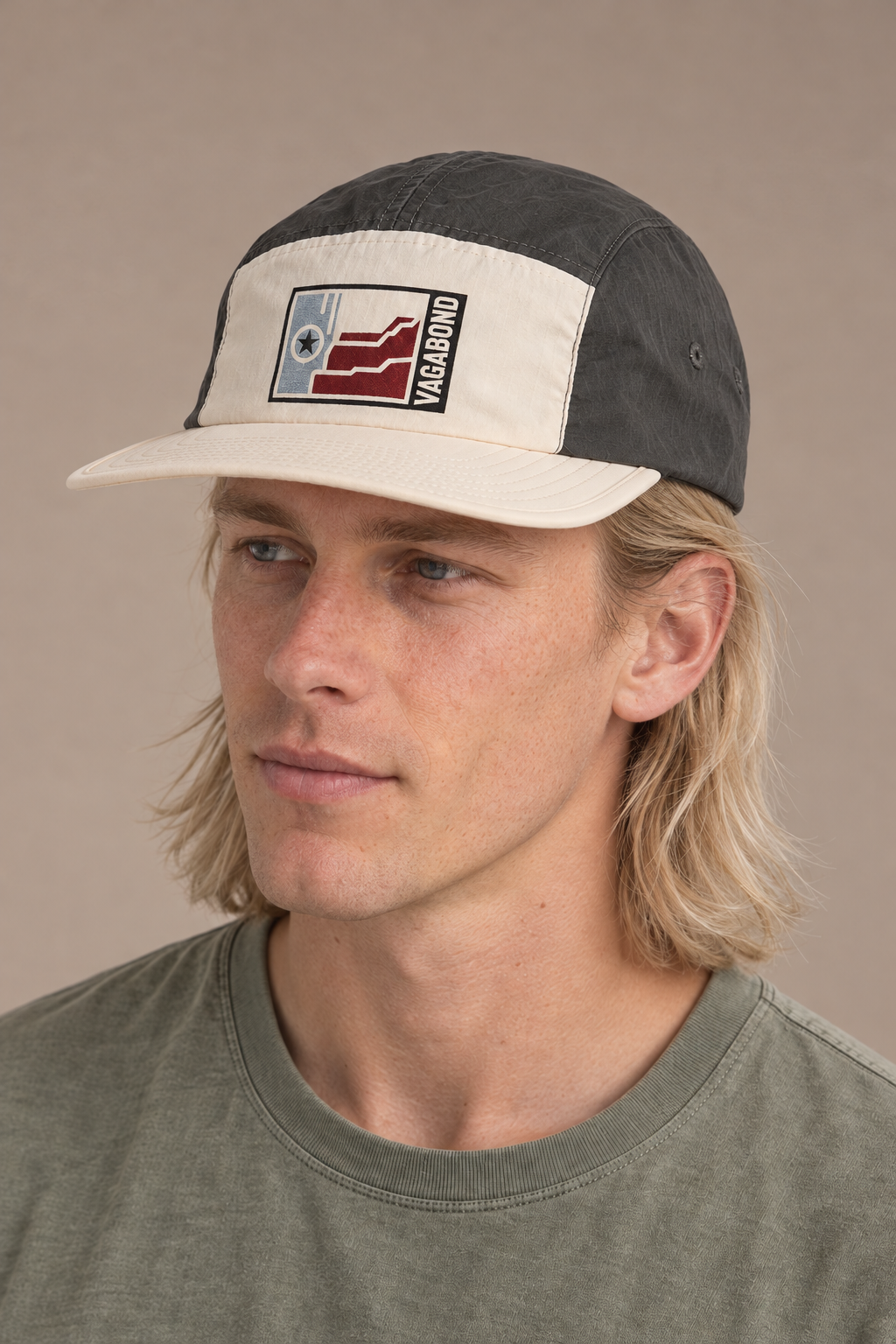 Vagabond finn alt — model photograph against warm beige studio background